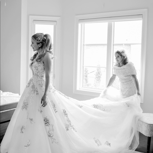 Beautiful Sophia Tolli wedding gown with veil - Picture 9 of 9